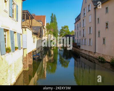 Fluss L'Eure mit Altstadt Häuser von Chartres in Frankreich Stockfoto