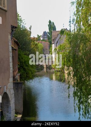 Fluss L'Eure mit Altstadt Häuser von Chartres in Frankreich Stockfoto