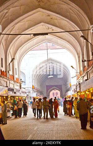 Neu Delhi, Inia - 9. November 2011: Im Meena Bazaar im Roten Fort in Neu-Delhi, Indien, kaufen Menschen ein. Mukarmat Khan baute dieses zuerst bedeckt Stockfoto