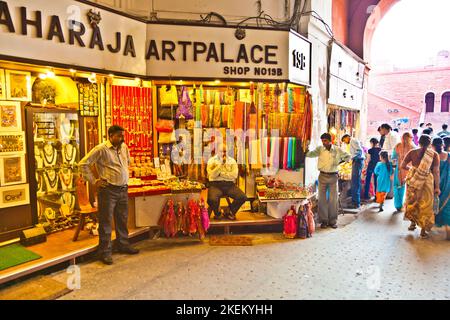 Neu Delhi, Inia - 9. November 2011: Im Meena Bazaar im Roten Fort in Neu-Delhi, Indien, kaufen Menschen ein. Mukarmat Khan baute dieses zuerst bedeckt Stockfoto