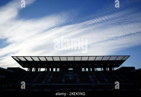 Gesamtansicht des neuen Riverside Stehen Sie vor dem Premier League-Spiel im Craven Cottage, London. Bilddatum: Sonntag, 13. November 2022. Stockfoto