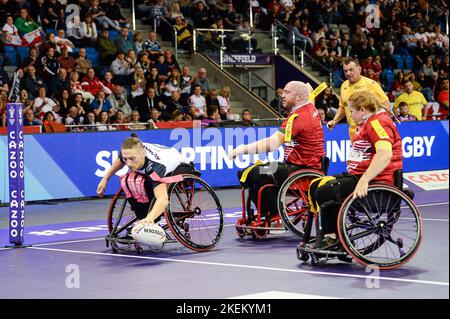 Sheffield, Großbritannien. 13.. November 2022. Rugby League Rollstuhlweltcup Halbfinale England gegen Wales am English Institute of Sport, Sheffield, Großbritannien - Jack Brown aus England gibt einen Versuch ab. Kredit: Dean Williams/Alamy Live Nachrichten Stockfoto