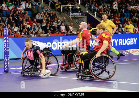 Sheffield, Großbritannien. 13.. November 2022. Rugby League Rollstuhlweltcup Halbfinale England gegen Wales am English Institute of Sport, Sheffield, Großbritannien - Jack Brown aus England gibt einen Versuch ab. Kredit: Dean Williams/Alamy Live Nachrichten Stockfoto