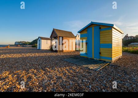 Farbenfrohe Strandhütten an der Küste Kingsdown, Deal, Kent. Stockfoto