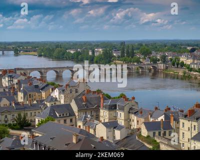 Bridege über den Fluss Loire in Frankreich. Blick vom Chateau de Saumur. Stockfoto