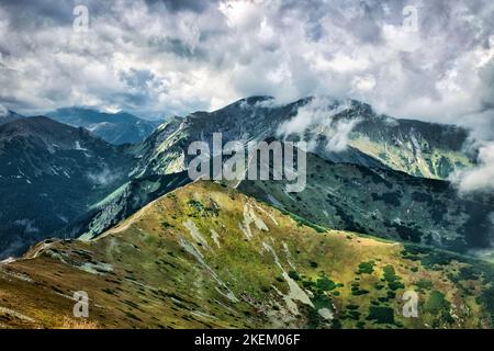 Wolken über dem Tatra Nationalpark Berg felsigen Weg mit massiven sichtbaren Bergspitzen in der Ferne auf Polen, Slowakei Grenze Stockfoto