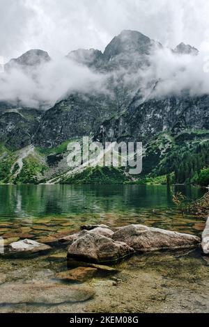 Schwerer Nebel rollt über felsigen Klippen und Waldwegen auf dem Rysy-Berggipfel neben dem Morskie Oko-Bergsee im Tatra-Nationalpark, Polen, Zakopane Stockfoto