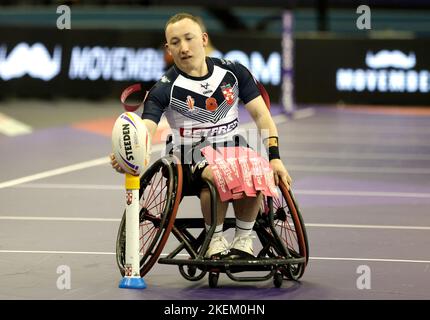 Der englische Nathan Collins konvertiert während des Halbfinalspiels der Wheelchair Rugby League im Eis Sheffield. Bilddatum: Sonntag, 13. November 2022. Stockfoto