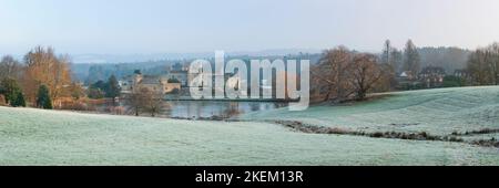 Panoramablick auf Leeds Castle im Winter, ein Schloss in der Nähe von Maidstone in Kent Stockfoto