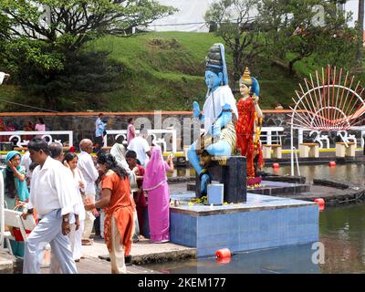 GRAND BASSIN, MAURITIUS - 24. FEBRUAR 2011: Pilger beten vor den Statuen ihrer Götter während des Hindu-Festivals von Maha Shivaratri auf Mauritius. Stockfoto