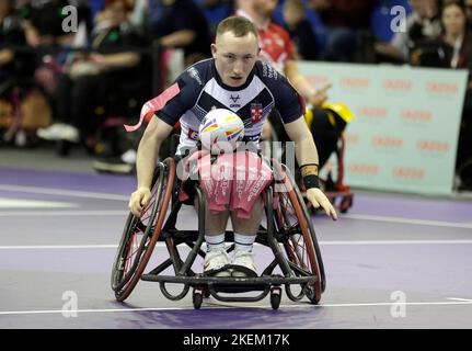 Der englische Nathan Collins erzielte seinen Versuch während des Halbfinalspiels der Wheelchair Rugby League im Eis Sheffield. Bilddatum: Sonntag, 13. November 2022. Stockfoto