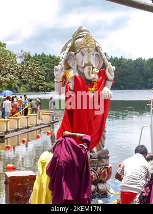 GRAND BASSIN, MAURITIUS - 24. FEBRUAR 2011: Pilger beten vor der Statue des Hindu-gottes Ganesha während des Hindu-Festivals von Maha Shivaratri in Stockfoto