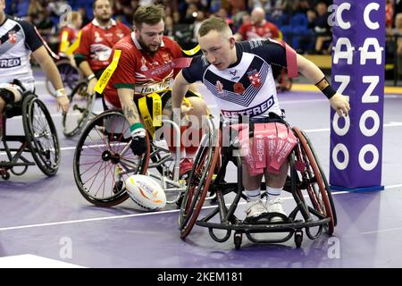 Der englische Nathan Collins erzielte seinen Versuch während des Halbfinalspiels der Wheelchair Rugby League im Eis Sheffield. Bilddatum: Sonntag, 13. November 2022. Stockfoto