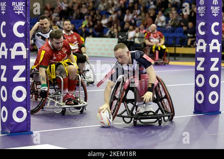 Der englische Nathan Collins erzielte seinen Versuch während des Halbfinalspiels der Wheelchair Rugby League im Eis Sheffield. Bilddatum: Sonntag, 13. November 2022. Stockfoto