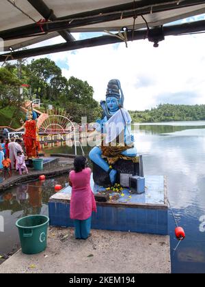 GRAND BASSIN, MAURITIUS - 24. FEBRUAR 2011: Frau betet vor der Statue des Hindu-gottes Shiva während des Hindu-Festivals von Maha Shivaratri in Maur Stockfoto