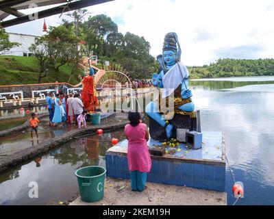 GRAND BASSIN, MAURITIUS - 24. FEBRUAR 2011: Pilger beten vor den Statuen ihrer Götter während des Hindu-Festivals von Maha Shivaratri auf Mauritius. Stockfoto