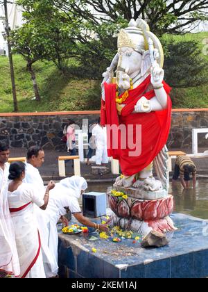 GRAND BASSIN, MAURITIUS - 24. FEBRUAR 2011: Pilger beten vor der Statue des Hindu-gottes Ganesha während des Hindu-Festivals von Maha Shivaratri in Stockfoto