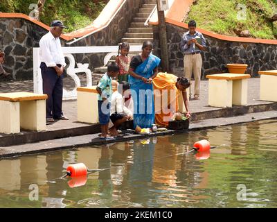 GRAND BASSIN, MAURITIUS - 24. FEBRUAR 2011: Familie bietet Essen als rituelle Anbetung für ihren gott Shiva während des Hindu-Festivals von Maha Shivarat Stockfoto