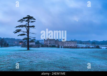 Blick auf das Leeds Castle Anwesen, ein Schloss in der Nähe von Maidstone in Kent Stockfoto