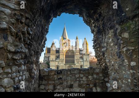 Die Kathedrale von Rochester ist durch ein Fenster des Rochester Castle Keep zu sehen Stockfoto