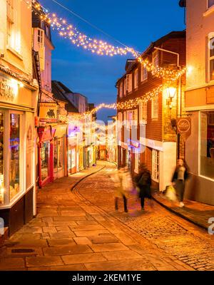 Weihnachtslichter entlang der Old High Street im kreativen Viertel von Folkestone Stockfoto