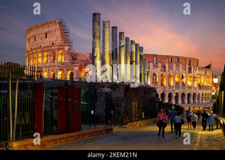 Rom Latium Italien. Das Kolosseum (Colosseo), ein ovales Amphitheater im Zentrum der Stadt, von der Via Sacra (Heilige Straße) aus gesehen Stockfoto