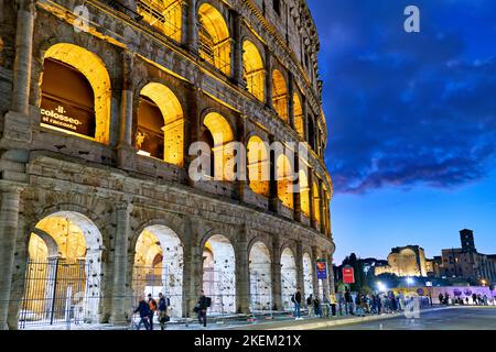 Rom Latium Italien. Das Kolosseum (Colosseo) ist ein ovales Amphitheater im Zentrum der Stadt Rom, östlich des Forum Romanum Stockfoto