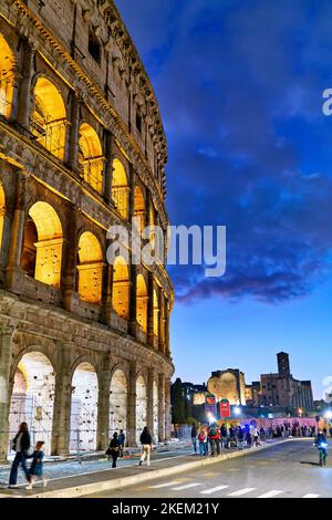 Rom Latium Italien. Das Kolosseum (Colosseo) ist ein ovales Amphitheater im Zentrum der Stadt Rom, östlich des Forum Romanum Stockfoto