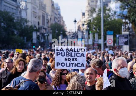 Cybele Square, Madrid, Spanien. 13.. November 2022. Demonstration zugunsten der öffentlichen Gesundheit. Hunderte Bürger der Madrider Gemeinschaft demonstrieren gegen die Politik der Gesundheitskürzungen ihrer Präsidentin Isabel Diaz Ayuso und für die öffentliche Gesundheit. Kredit: EnriquePSans/Alamy Live Nachrichten Stockfoto