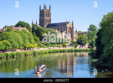 Worcester Kanalboot auf dem Fluss Severn in der Worcester Kathedrale Fluss Severn Worcester Kathedrale Worcester Worcestershire England GB Europa Stockfoto