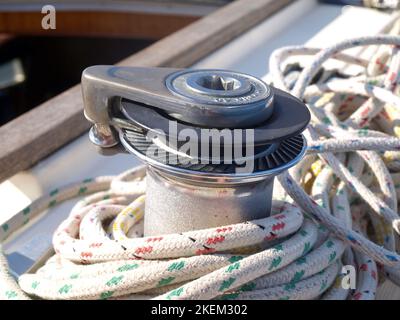 Seil um eine Winde auf einem Segelboot gelegt Stockfoto