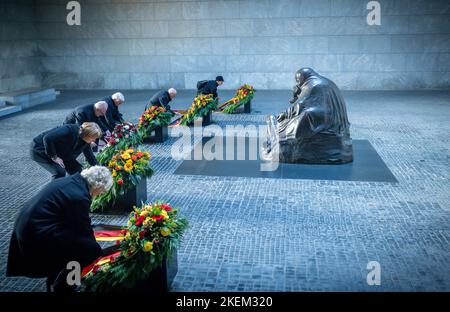 Berlin, Deutschland. 13.. November 2022. Kranzniederlegung am Gedenktag in der zentralen Gedenkstätte der Bundesrepublik Deutschland. Quelle: Michael Kappeler/dpa/Alamy Live News Stockfoto