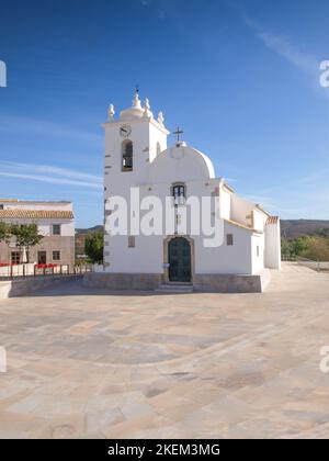 Dorfplatz mit Kirche, Querenca, Algarve, Portugal Stockfoto