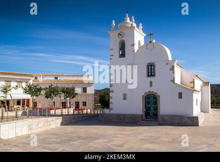 Dorfplatz mit Kirche, Querenca, Algarve, Portugal Stockfoto