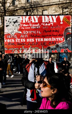 Am 12. November 2022 protestiert der Ökologe gegen Notre Dame in Paris, Frankreich. Während der COP 27 riefen mehrere Umweltparteien und Organisationen zur Mobilisierung auf; mehrere Aktivisten marschierten mit Plakaten, als sie ein Konzert verließen. Foto von Pierrick Villette/ABACAPRESS.COM Stockfoto