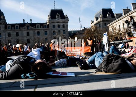 Am 12. November 2022 protestiert der Ökologe gegen Notre Dame in Paris, Frankreich. Während der COP 27 riefen mehrere Umweltparteien und Organisationen zur Mobilisierung auf; mehrere Aktivisten marschierten mit Plakaten, als sie ein Konzert verließen. Foto von Pierrick Villette/ABACAPRESS.COM Stockfoto