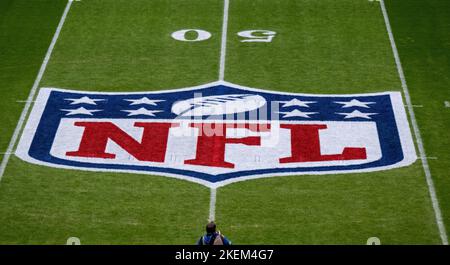 München, Deutschland. 13.. November 2022. Das NFL-Logo ist vor dem Spiel auf dem Rasen zu sehen. Quelle: Sven Hoppe/dpa/Alamy Live News Stockfoto