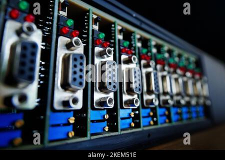 Platine mit Chips, elektronischen Chips, Transistoren und Kondensatoren in Nahaufnahme. Details zu elektronischen Geräten mit selektivem Fokus. Hintergrund. Import und Ersatz elektronischer Prozessoren aus China. Stockfoto