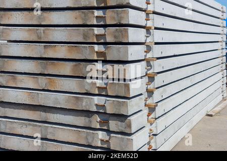 Betonplatten gestapelt. Baumaterial. Hintergrund für den Lieferanten. Fußböden aus Stahlbeton. Stockfoto