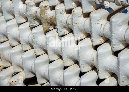 Alte gusseiserne Batterien oder Heizkörper gestapelt. Altmetall und Wertstoffe. Nahaufnahme des Hintergrunds.. Stockfoto