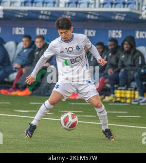 Lausanne Schweiz, 11/13/2022: Toichi Suzuki (Mitte) des FC Lausanne-Sport (28) ist während des 16.. Tages der Challenge League 2022-2023 im Einsatz. Die Challenge League 2022-20223 fand im Stadion Tuiliere in Lausanne zwischen dem FC Lausanne-Sport und dem AC Bellinzona statt. Kredit: Eric Dubost/Alamy Live Nachrichten Stockfoto