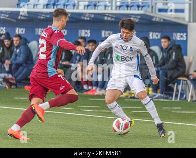 Lausanne Schweiz, 11/13/2022: Toichi Suzuki (Mitte) des FC Lausanne-Sport (28) ist während des 16.. Tages der Challenge League 2022-2023 im Einsatz. Die Challenge League 2022-20223 fand im Stadion Tuiliere in Lausanne zwischen dem FC Lausanne-Sport und dem AC Bellinzona statt. Kredit: Eric Dubost/Alamy Live Nachrichten Stockfoto