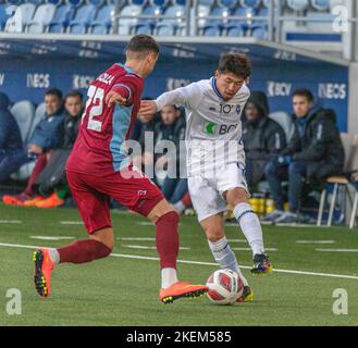 Lausanne Schweiz, 11/13/2022: Toichi Suzuki (Mitte) des FC Lausanne-Sport (28) ist während des 16.. Tages der Challenge League 2022-2023 im Einsatz. Die Challenge League 2022-20223 fand im Stadion Tuiliere in Lausanne zwischen dem FC Lausanne-Sport und dem AC Bellinzona statt. Kredit: Eric Dubost/Alamy Live Nachrichten Stockfoto