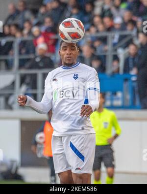 Lausanne Schweiz, 11/13/2022: Brighton Labeau (Angriff) des FC Lausanne-Sport (96) macht sich während des 16.. Tages der Challenge League 2022-2023 den Kopf. Die Challenge League 2022-20223 fand im Stadion Tuiliere in Lausanne zwischen dem FC Lausanne-Sport und dem AC Bellinzona statt. Kredit: Eric Dubost/Alamy Live Nachrichten Stockfoto