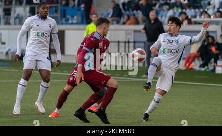 Lausanne Schweiz, 11/13/2022: Toichi Suzuki (Mitte) des FC Lausanne-Sport (28) ist während des 16.. Tages der Challenge League 2022-2023 im Einsatz. Die Challenge League 2022-20223 fand im Stadion Tuiliere in Lausanne zwischen dem FC Lausanne-Sport und dem AC Bellinzona statt. Kredit: Eric Dubost/Alamy Live Nachrichten Stockfoto