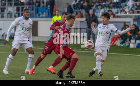 Lausanne Schweiz, 11/13/2022: Toichi Suzuki (Mitte) des FC Lausanne-Sport (28) ist während des 16.. Tages der Challenge League 2022-2023 im Einsatz. Die Challenge League 2022-20223 fand im Stadion Tuiliere in Lausanne zwischen dem FC Lausanne-Sport und dem AC Bellinzona statt. Kredit: Eric Dubost/Alamy Live Nachrichten Stockfoto