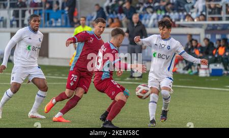 Lausanne Schweiz, 11/13/2022: Toichi Suzuki (Mitte) des FC Lausanne-Sport (28) ist während des 16.. Tages der Challenge League 2022-2023 im Einsatz. Die Challenge League 2022-20223 fand im Stadion Tuiliere in Lausanne zwischen dem FC Lausanne-Sport und dem AC Bellinzona statt. Kredit: Eric Dubost/Alamy Live Nachrichten Stockfoto