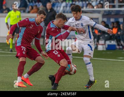 Lausanne Schweiz, 11/13/2022: Toichi Suzuki (Mitte) des FC Lausanne-Sport (28) ist während des 16.. Tages der Challenge League 2022-2023 im Einsatz. Die Challenge League 2022-20223 fand im Stadion Tuiliere in Lausanne zwischen dem FC Lausanne-Sport und dem AC Bellinzona statt. Kredit: Eric Dubost/Alamy Live Nachrichten Stockfoto