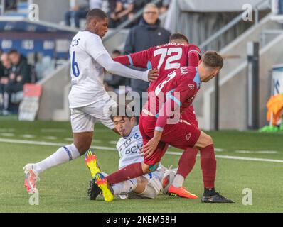 Lausanne Schweiz, 11/13/2022: Mayka Okuka (Mitte) des FC Lausanne-Sport (16) ist während des 16.. Tages der Challenge League 2022-2023 im Einsatz. Die Challenge League 2022-20223 fand im Stadion Tuiliere in Lausanne zwischen dem FC Lausanne-Sport und dem AC Bellinzona statt. Kredit: Eric Dubost/Alamy Live Nachrichten Stockfoto