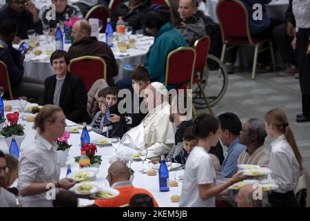 Vatikanstadt, Vatikan, November 13 2022. Papst Franziskus bei einem Mittagessen mit armen, obdachlosen Menschen und Migranten anlässlich des Welttages der Armen in der Aula Paul VI Stockfoto